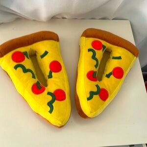 Comical Pizza Slippes